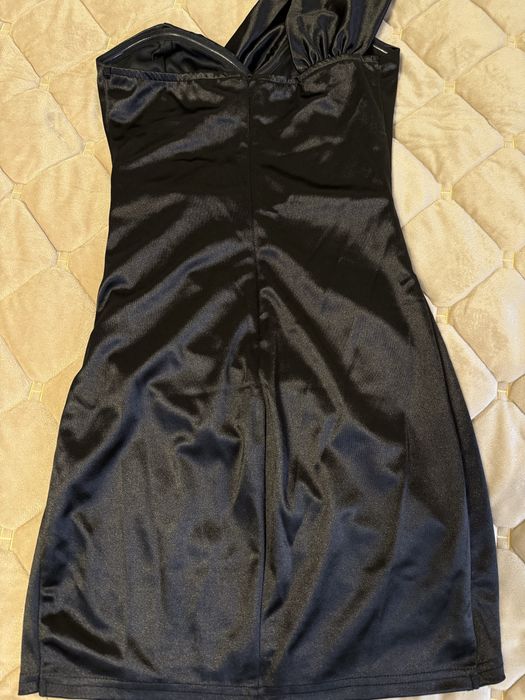 Чорна атласна сукня на одне плече