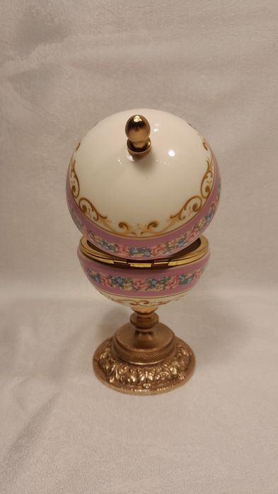 Zabytkowy budzik w stylu ACF Sevres.