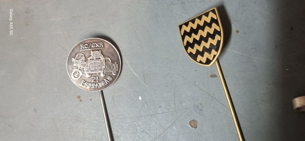Pins e crachás militares
