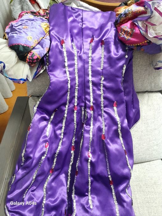 Fantasia de carnaval com teara com lindas plumas lindíssima carnaval