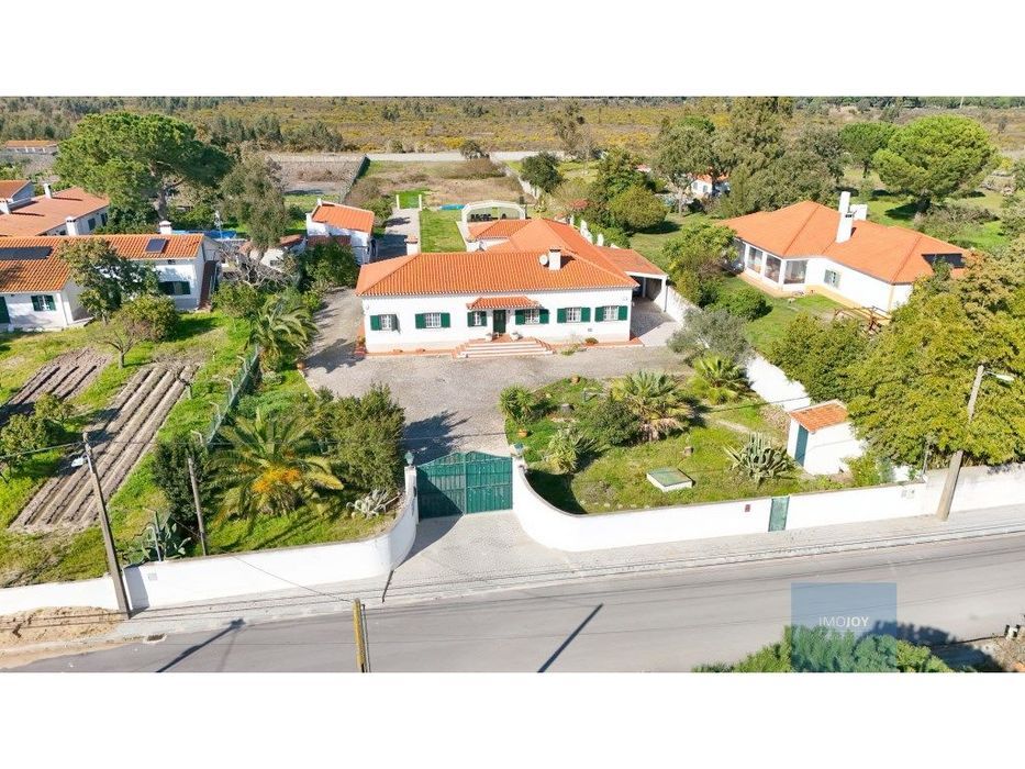 Moradia Térrea e Isolada T8 com Anexo e Piscina - Urbanização Foro ...