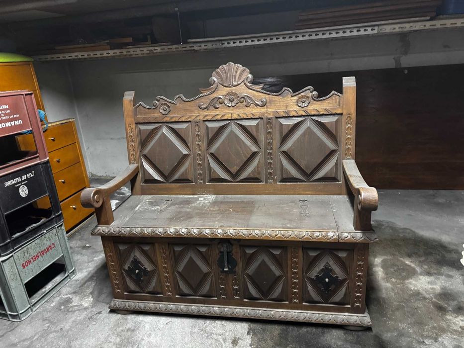 Banco/Arca Antiga em Madeira Entalhada – Ideal para Restauro