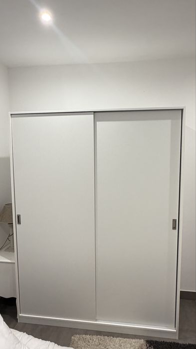 Roupeiro 2 portas de correr ( novo - 1 mês de uso ) PREÇO PARA VENDER HOJE