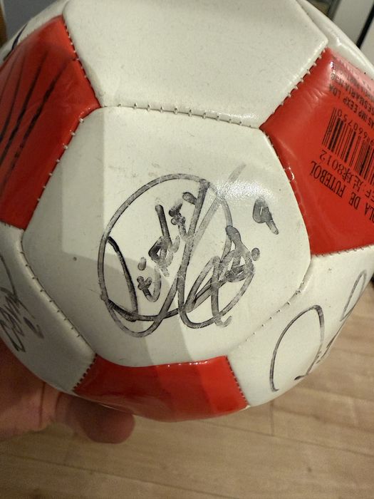 Bola SL Benfica autografada – era Jorge Jesus, Luisão, Gaitán e Salvio