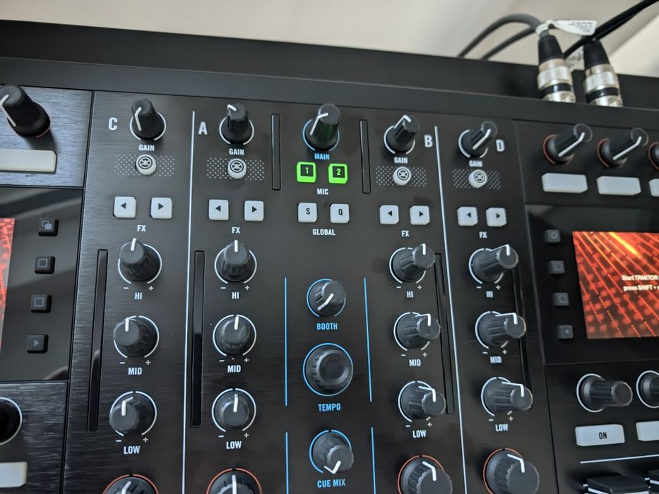 Traktor Kontrol Kontroler S8