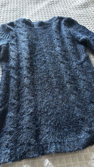 Granatowy sweter z modnym rekawem 3/5