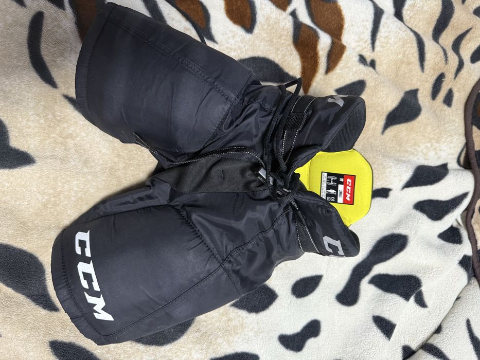 Продам хоккейные шорты CCM YTH M