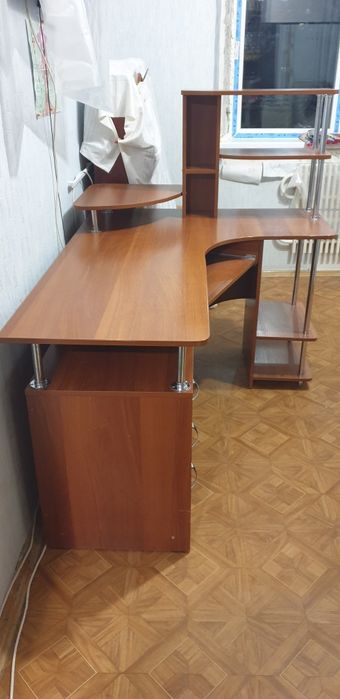 Продам компьютерный стол