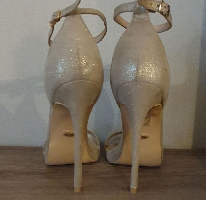 Босоніжки, золоті, 37 розмір (24 см)