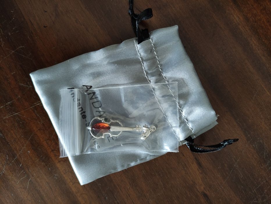 Pendente violino com pedra âmbar Andante