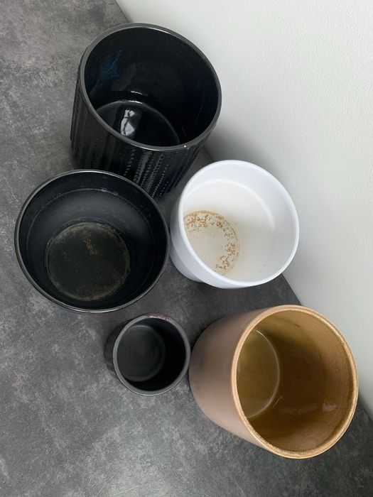 Donica ceramiczna czarna biała beżowa doniczki średnica 13,5 12 7 cm