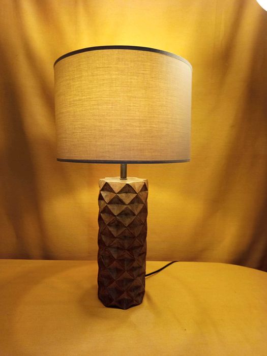 Candeeiro de madeira e abajour