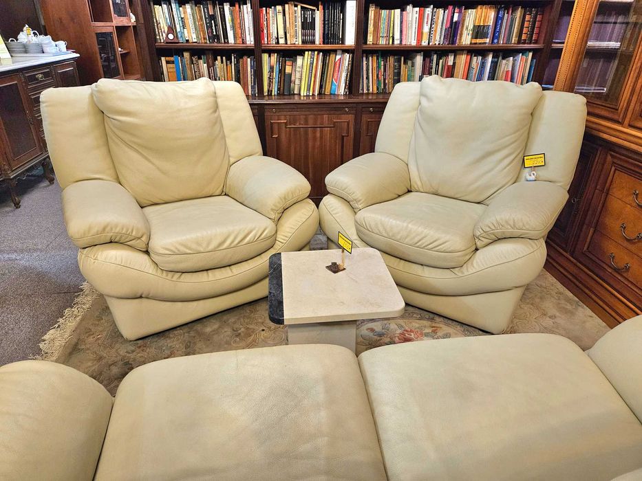 Sofás individuais em pele de cor creme muito clara - óp