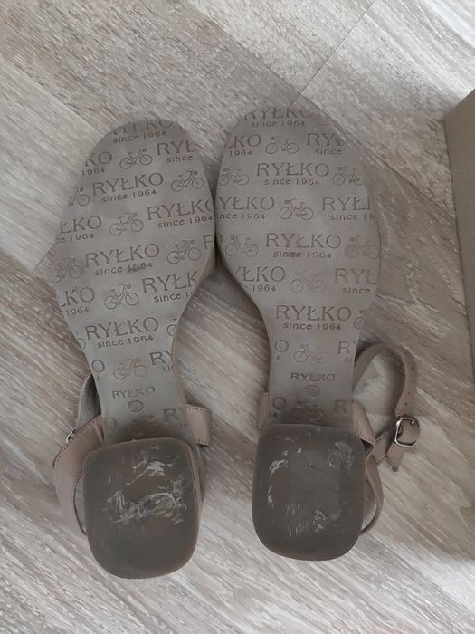 Beżowe sandały na obcasie Ryłko