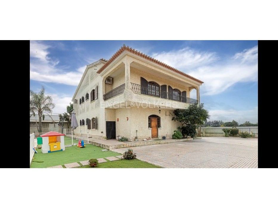 Moradia Bifamiliar com Armazém adaptado e Terreno de 3,125 Hectares