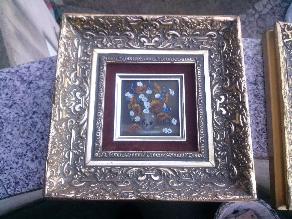 Dwa obrazki w drewnianych ramkach