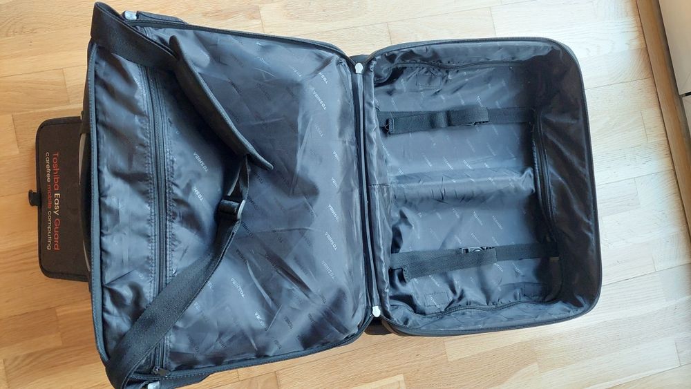 Mala pequena de viagem, com trolley. Muito robusta.