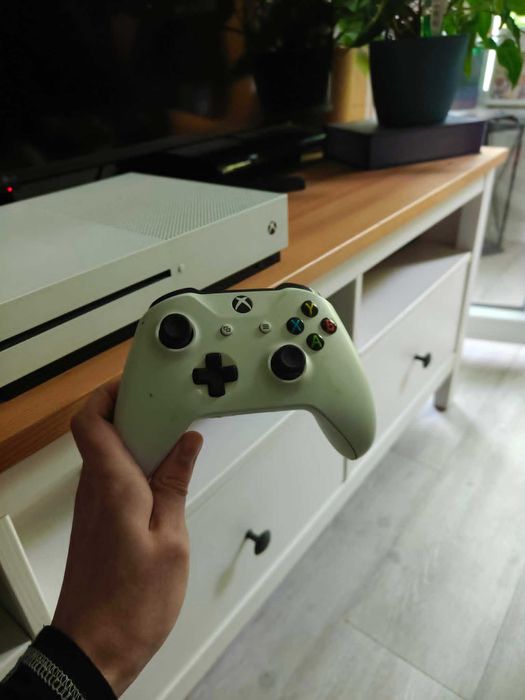 Sprzedam Xbox One S 1TB z padem i zestawem 8 gier