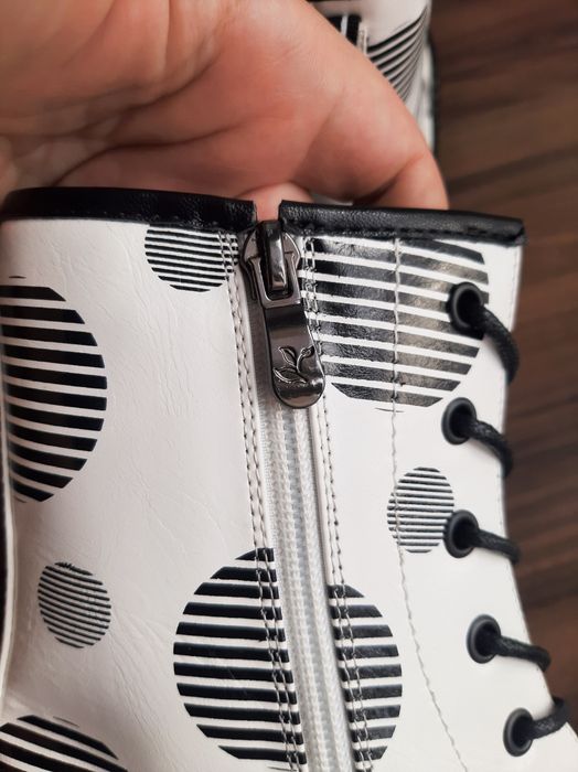 583 NOWE białe trapery a'la Martens w grochy 41