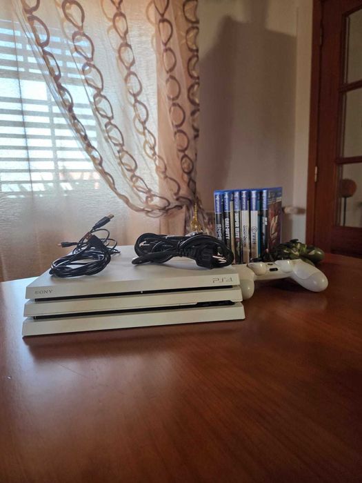 PlayStation 4 Pro 1TB (Branca) + 2 Comandos + 10 Jogos