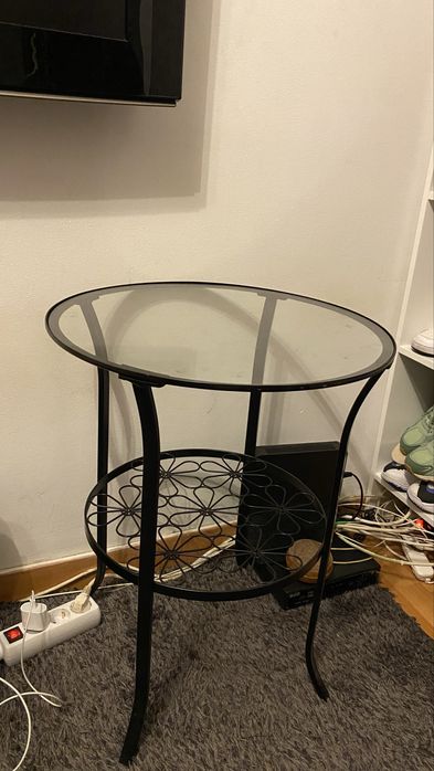 Mesa Lateral Redonda de Vidro e Metal – Moderna e Elegante