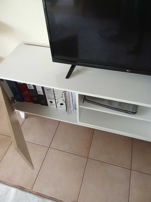 Móvel TV com estante superior