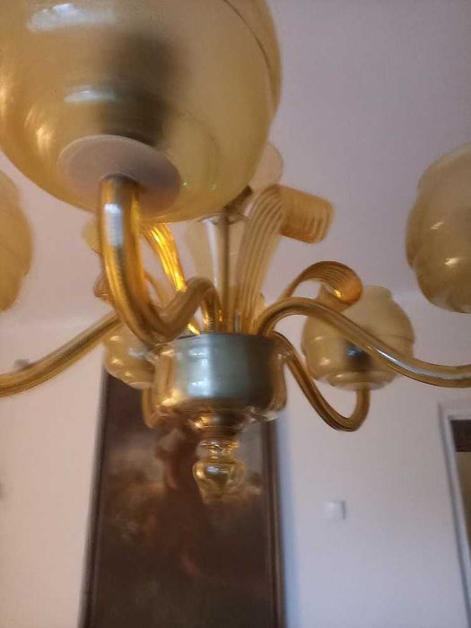 Piękny, szklany żyrandol w typie Murano z kloszami.