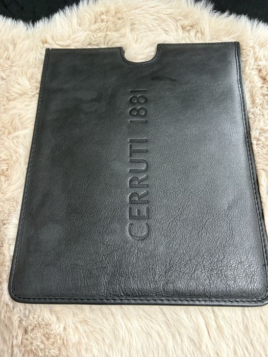 czarne, skórzane etui na tablet marki Cerruti