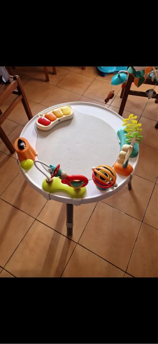 Mesa brincadeira com encaixe pernas criança