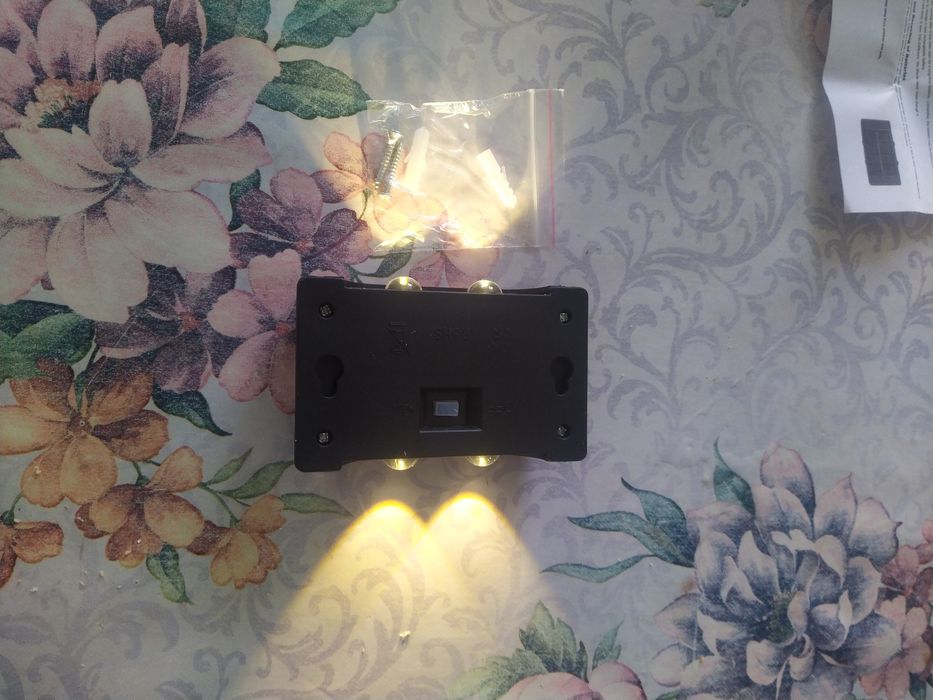 Світильник на сонячній панелі.