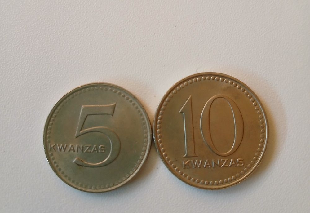 Moedas antigas de Angola para coleção.