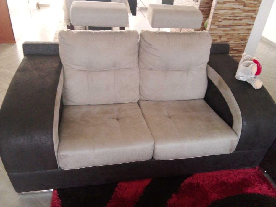 Sofas um de 3 lugares outro de 2.