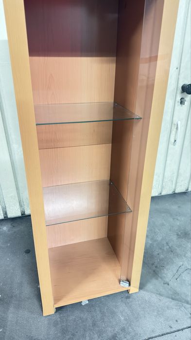 Vitrine/móvel expositor com porta de vidro e prateleiras