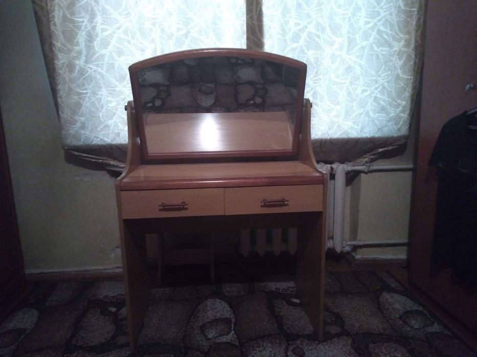 Cтол с зеркалом и двумя ящиками