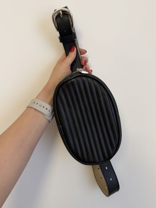 Steve Madden saszetka nerka czarna na pasek biodrówka stylowa