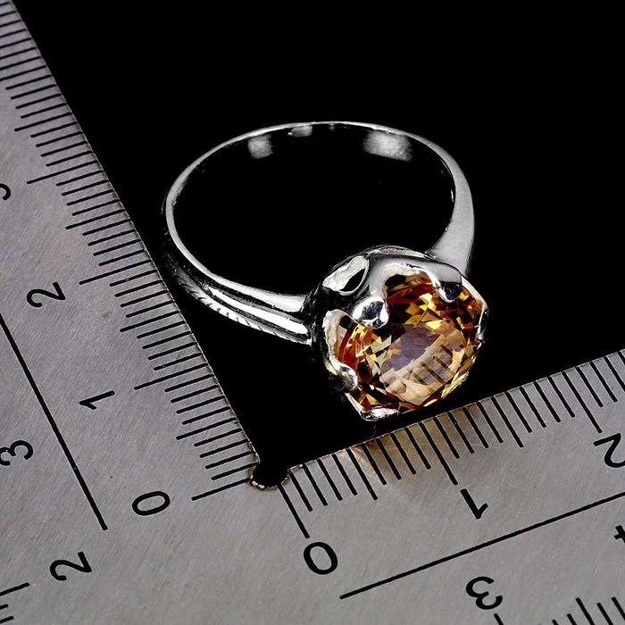 Кольцо из серебра 925 пробы с цитрином 10 мм размер 18.5