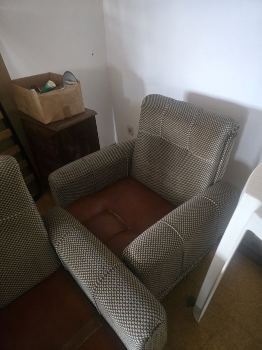 Mesa de sala e 2 sofás individuais