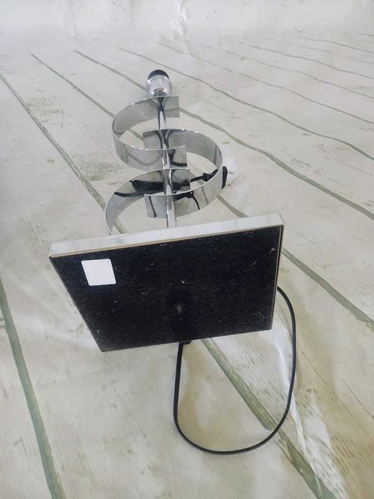 Candeeiro de mesa em ferro cromado