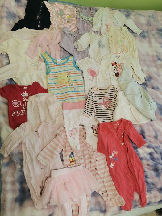 Paka ubranek niemowlęcych dla dziewczynki 50 - 62 ok. 100 sztuk..
