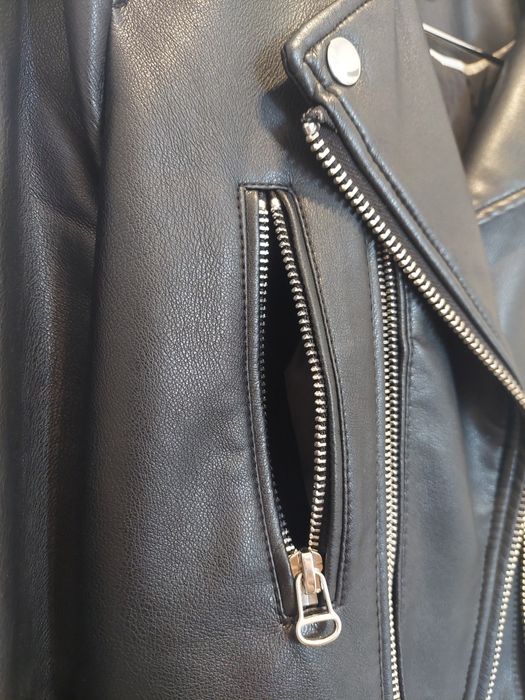 Skórzana kurtka czarna ZARA w rockowym stylu