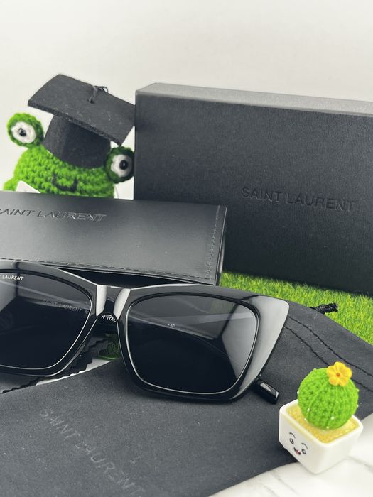 Stylowe czarne okulary przeciwstoneczne z kompletem akcesoriów
