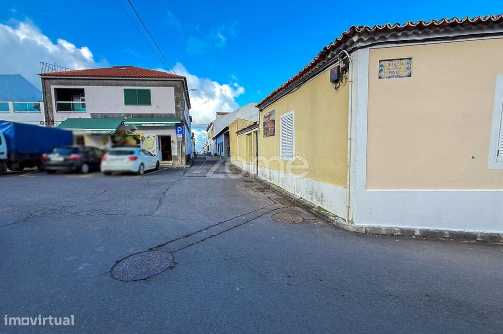 Moradia T2 com Espaço Comercial – Maia, São Miguel