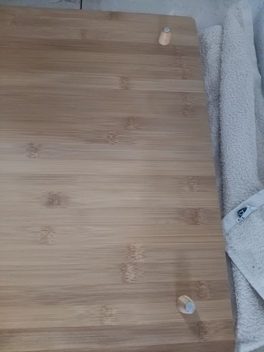 Tampo de madeira 56x50 
Tem pés com base de borracha
Nunca usada