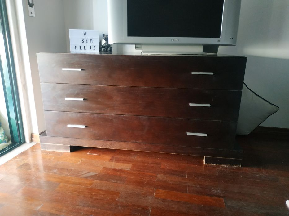 Móvel em wengue com gavetas