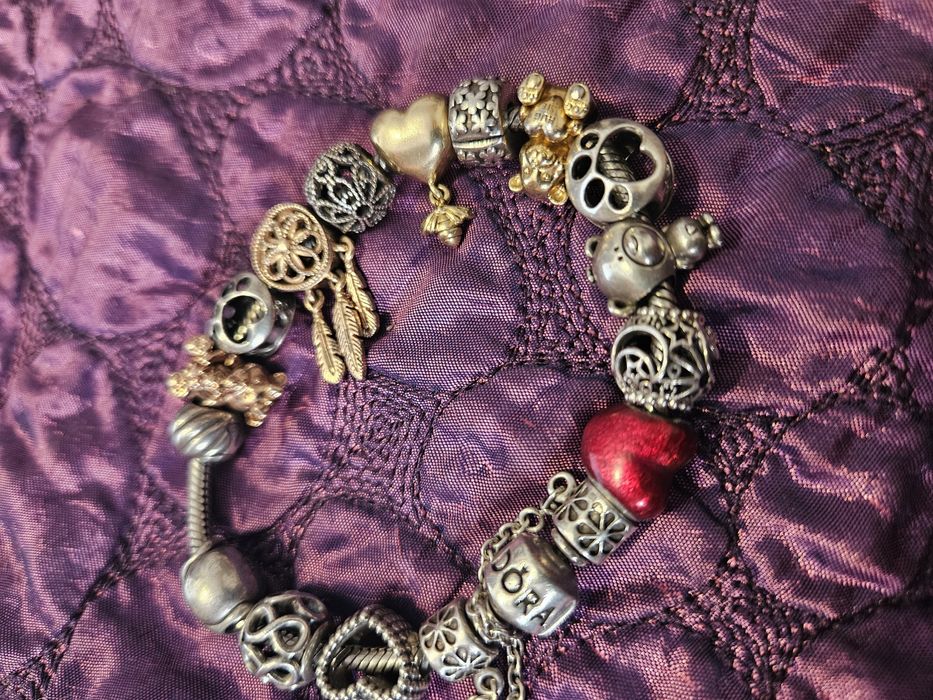 Pulseira pandora verdadeira.
tenho duas pulseiras, pode escolher as pe