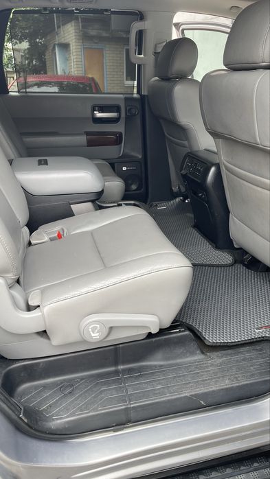 Toyota Sequoia 2012 год