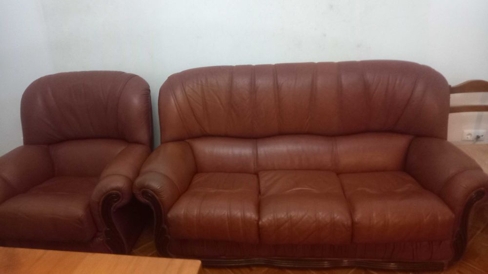 Conjunto sofá-cama e individual em couro. Em bom estado.