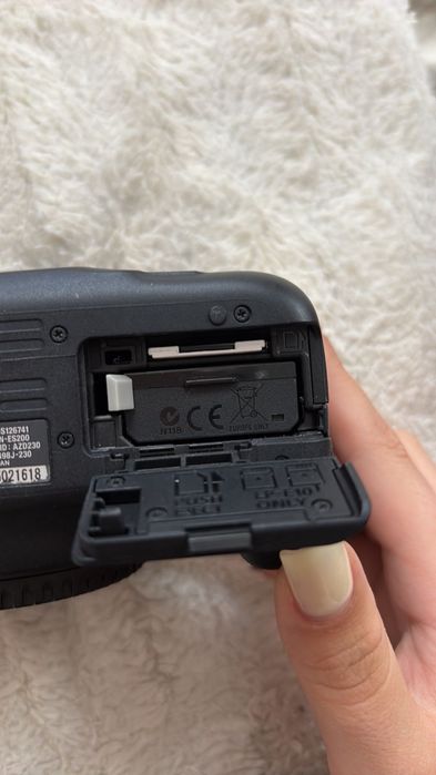 Фотоапарат Canon EOS 2000D