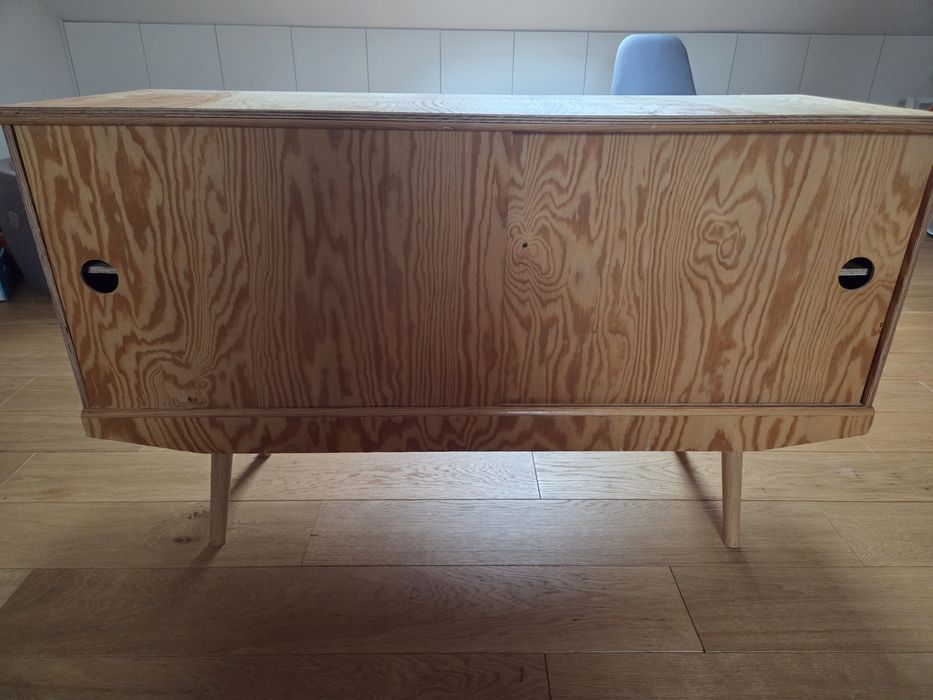 Szafka z przesuwnymi drzwiczkami