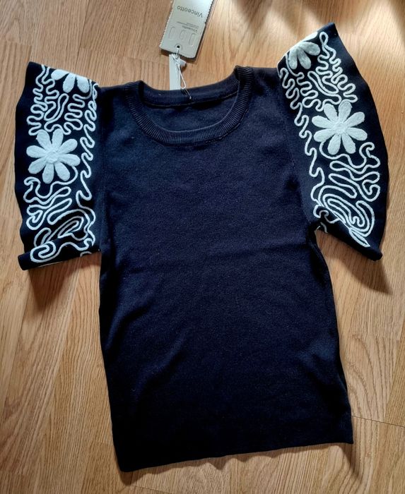Camisola em malha preta com mangas abalonadas bordadas a branco. TU